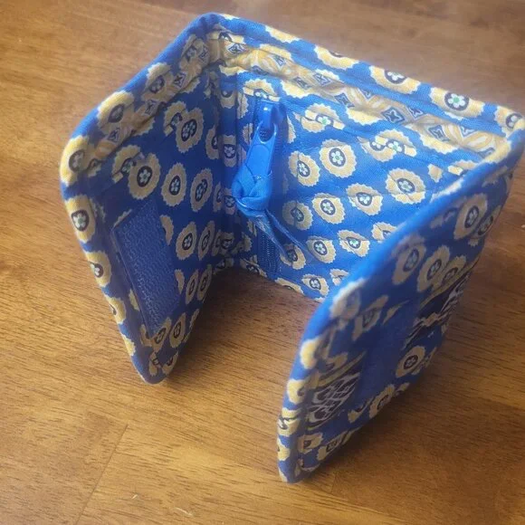 Vera Bradley ~ Rivera Blue Tri - Fold Wallet ~ Excellent / New Condition - Picture 1 of 7